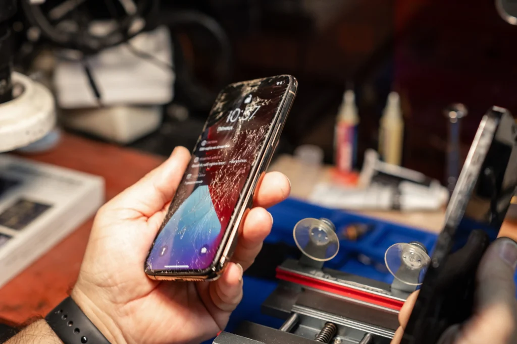 1736402443796 iphone screen replacement experts near me